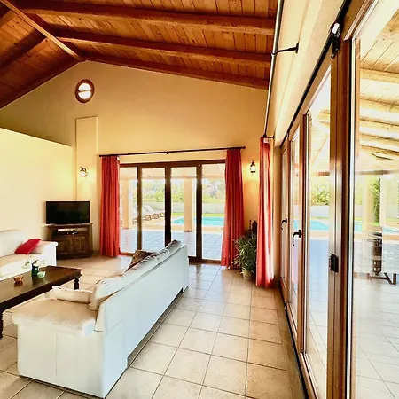 Beachfront Calypso With Private Pool By Dadovillas *