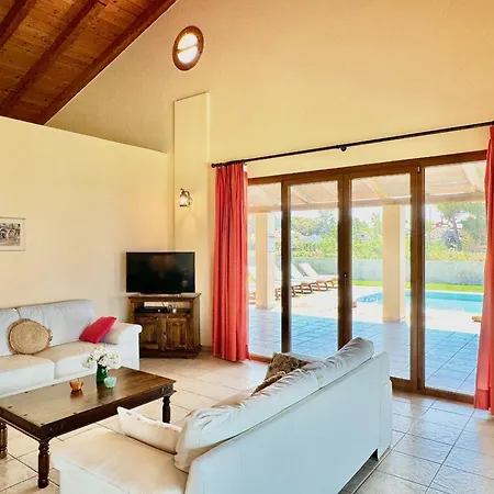 Beachfront Calypso With Private Pool By Dadovillas