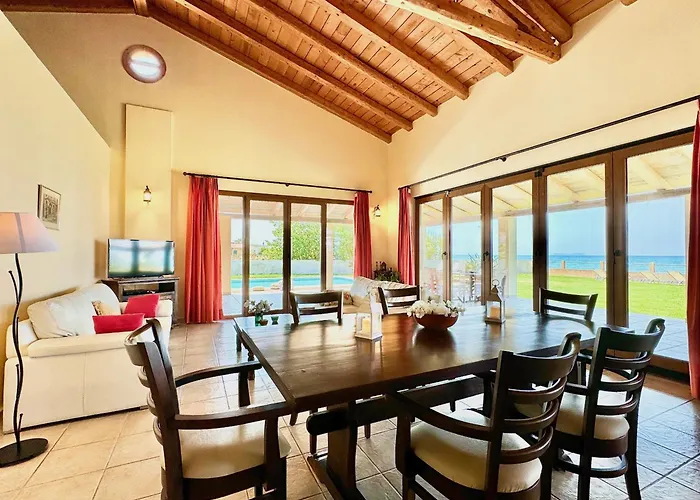 Beachfront Calypso With Private Pool By Dadovillas וילה